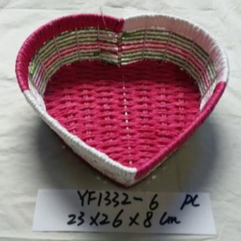 Kartát ve tvaru srdce tkaný úložný koš